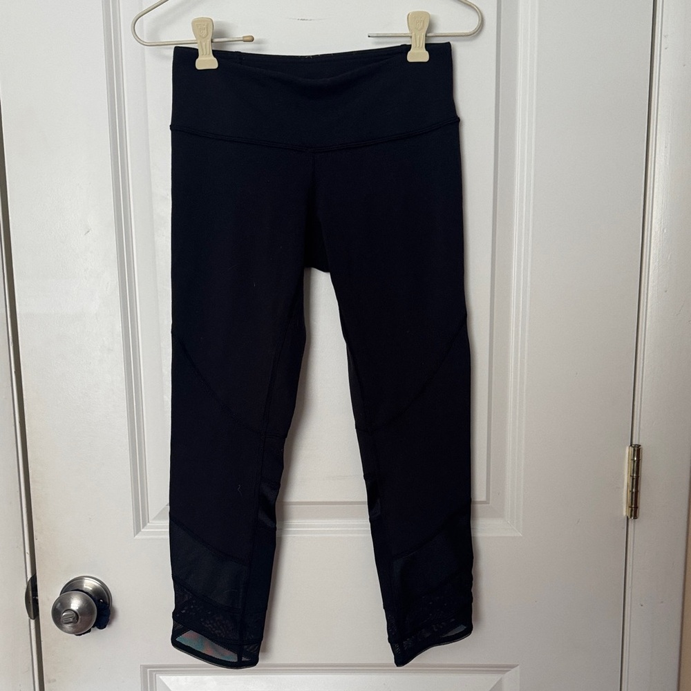 Lululemon black cropped leggings mesh polkadot bottom women’s size 4 Capri